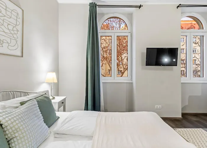 Apartment Modern 4-br With Balcony And Near U6 Metro