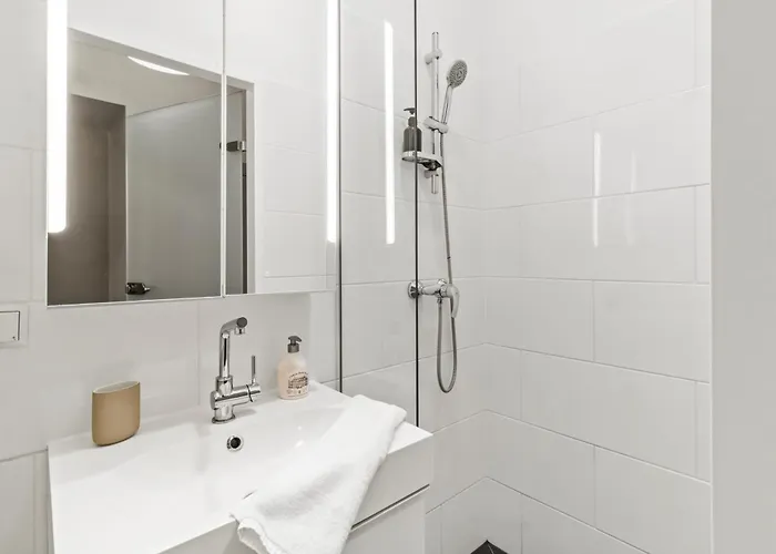 Apartment Modern 4-br With Balcony And Near U6 Metro Vienna