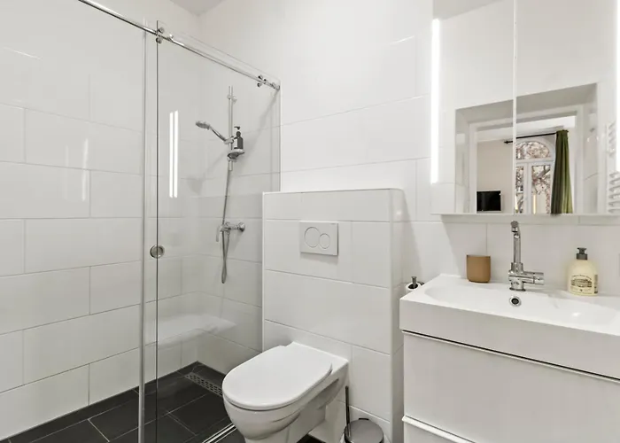 Modern 4-br With Balcony And Near U6 Metro *