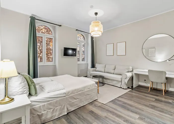 Modern 4-br With Balcony And Near U6 Metro Apartment *