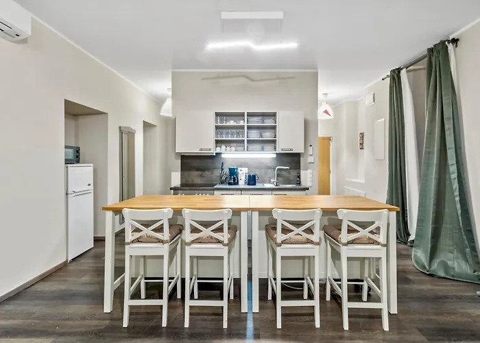 Modern 4-br With Balcony And Near U6 Metro Apartment Vienna