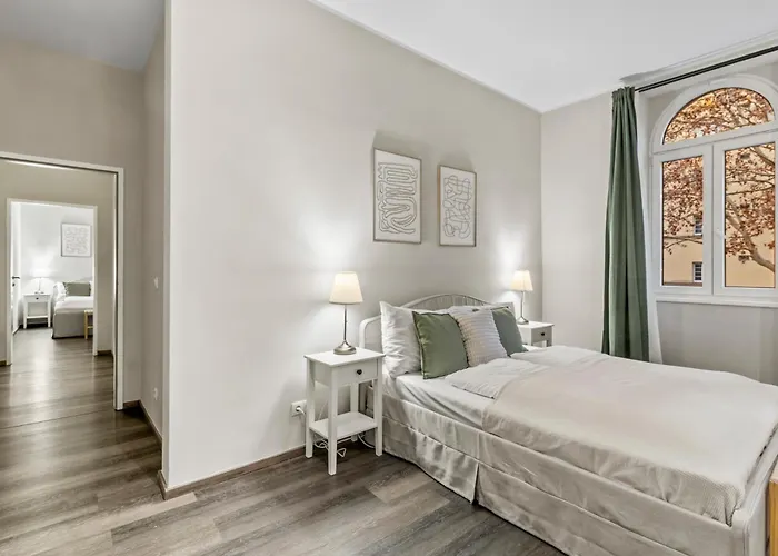 Modern 4-br With Balcony And Near U6 Metro Apartment
